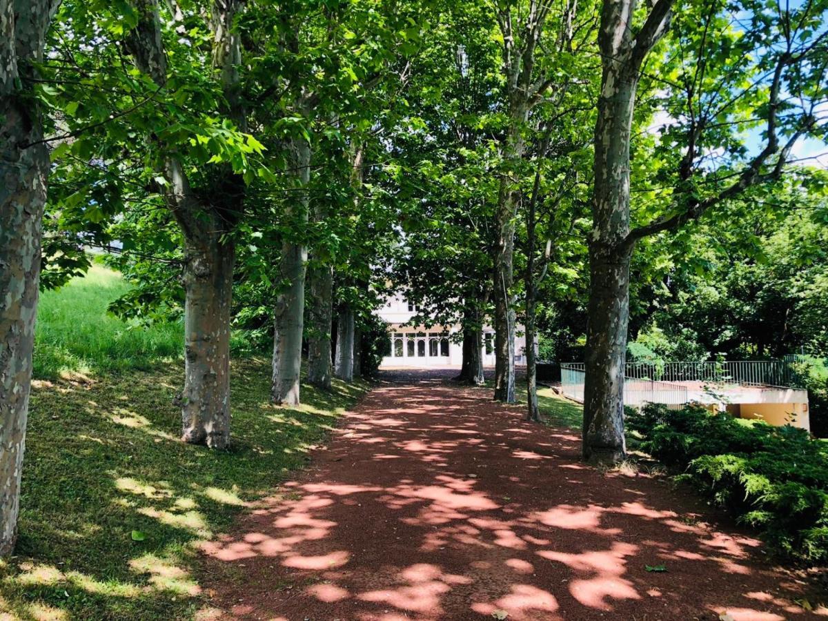 La Souveraine Saint-Genis-Laval Buitenkant foto